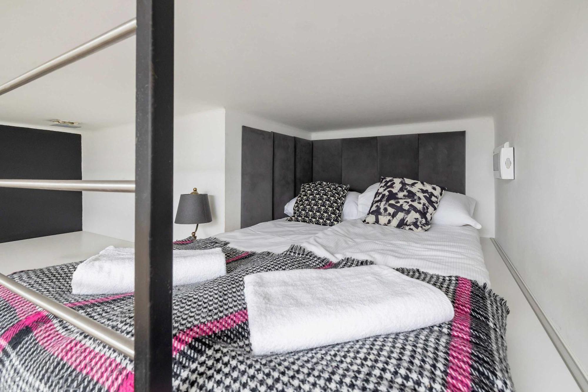 Cozy On Mickiewicza Street In Close To The Old Town By Renters Krakau